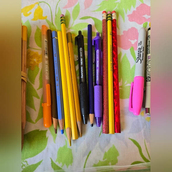 Art Supplies Lot - Picture 2 of 9